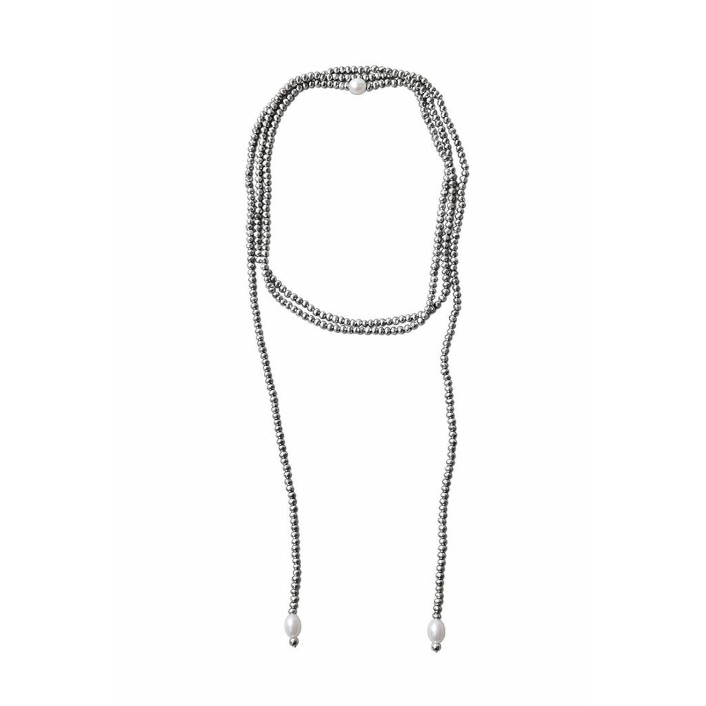 Collar lazo plateado con perlas